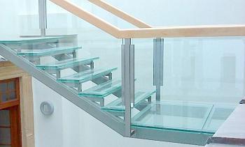 Стеклянные ступени и стеклянная площадка на лестнице в Екатеринбурге. Готовые проекты ПерилаГлавСнаб