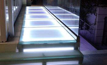 Стеклянный подиум со ступенями с подсветкой в Екатеринбурге. Готовые проекты ПерилаГлавСнаб