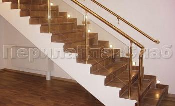 Ограждение лестницы с прозрачным стеклом, стойками и поручнем из латуни в Екатеринбурге. Готовые проекты ПерилаГлавСнаб