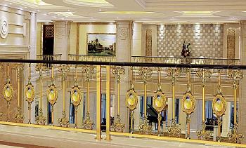 Латунные перила под золото в Екатеринбурге. Готовые проекты ПерилаГлавСнаб