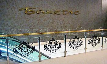 Ограждение лестницы на квадратных стойках с латунным поручнем в Екатеринбурге. Готовые проекты ПерилаГлавСнаб