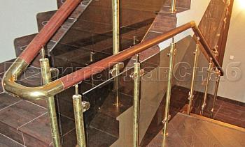 Ограждение лестницы со стеклом, тонированным в массе, стойки и завязки поручня из латуни в Екатеринбурге. Готовые проекты ПерилаГлавСнаб