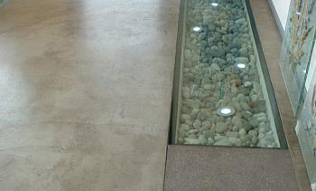 Стеклянный пол в квартиру с декоративной композицией в Екатеринбурге. Готовые проекты ПерилаГлавСнаб