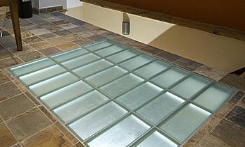 Стеклянный пол в квартиру с подсветкой в Екатеринбурге. Готовые проекты ПерилаГлавСнаб