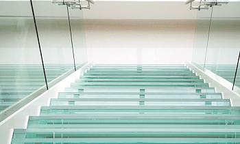 Стеклянные ступени на косоурной лестнице в доме в Екатеринбурге. Готовые проекты ПерилаГлавСнаб