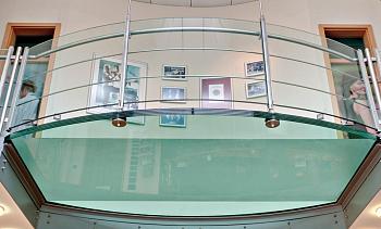 Стеклянный пол на внутреннем выступе атриума в Екатеринбурге. Готовые проекты ПерилаГлавСнаб