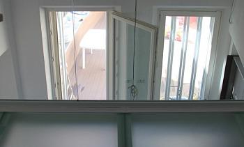 Стеклянное перекрытие из матового стекла на внутреннем балконе в Екатеринбурге. Готовые проекты ПерилаГлавСнаб