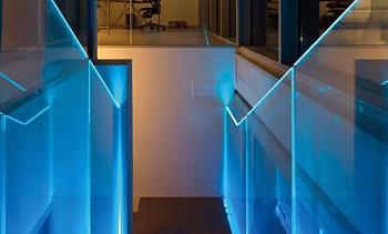 Ограждения лестниц на несущем стекле с подсветкой в Екатеринбурге. Готовые проекты ПерилаГлавСнаб