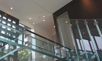 Стеклянные полы на площадке маршевой лестницы в Екатеринбурге. Готовые проекты ПерилаГлавСнаб