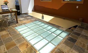 Подсветка стеклянного пола в доме в Екатеринбурге. Готовые проекты ПерилаГлавСнаб