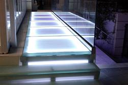 Стеклянные полы и подиумы в Екатеринбурге. Готовые проекты ПерилаГлавСнаб - фото 1