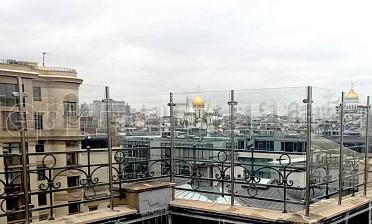 Ветрозащитное ограждение на стойках из нержавейки купить в Екатеринбурге